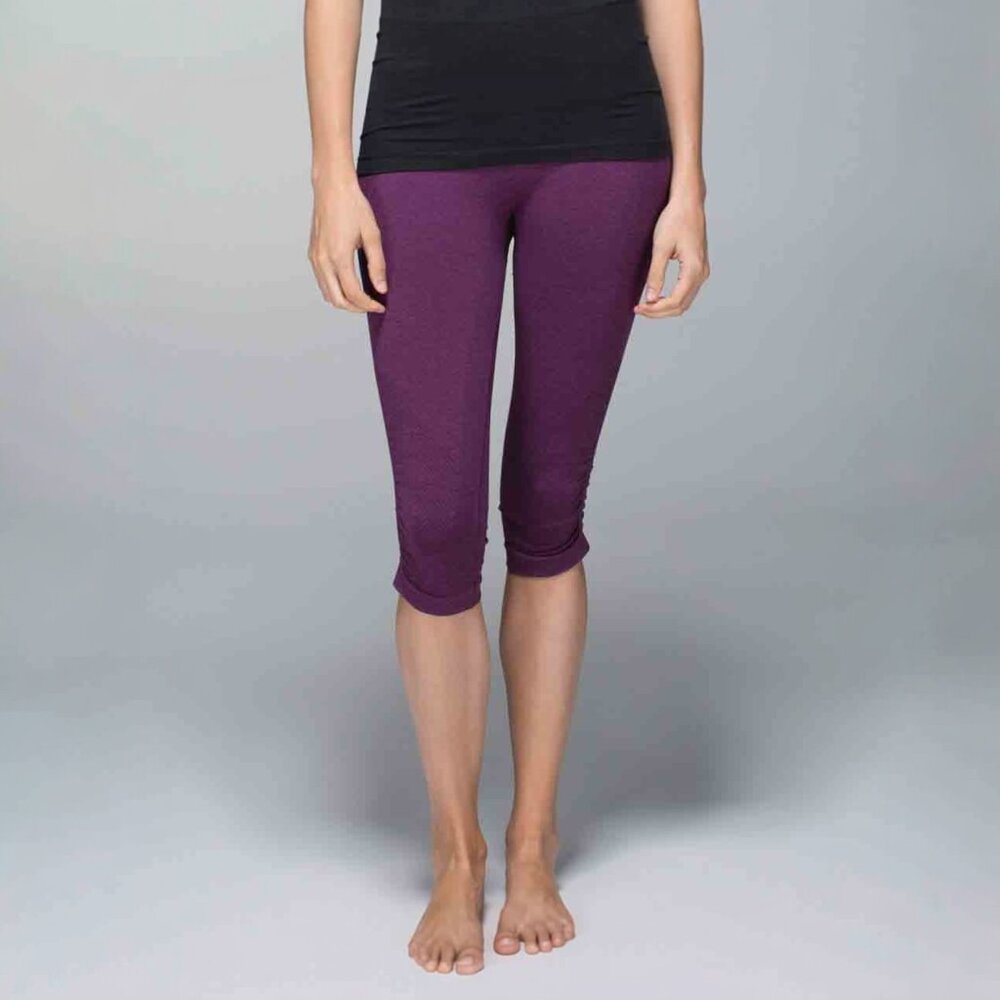 LULULEMON PURPLE IN THE FLOW CROPS SIZE 4